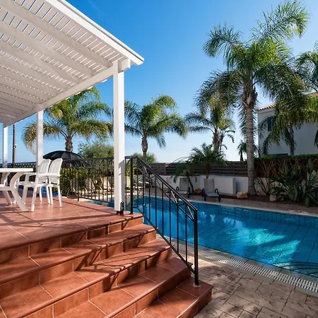Villa Walk To The Beach - - 4 Bedroom With Pool *