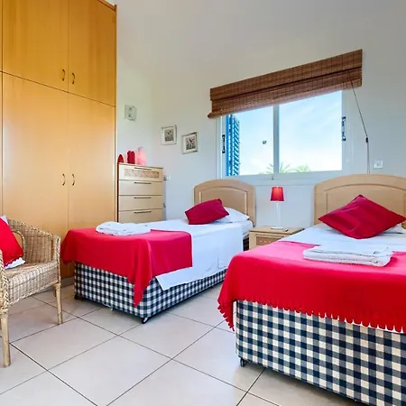 Villa Walk To The Beach - - 4 Bedroom With Pool Protaras