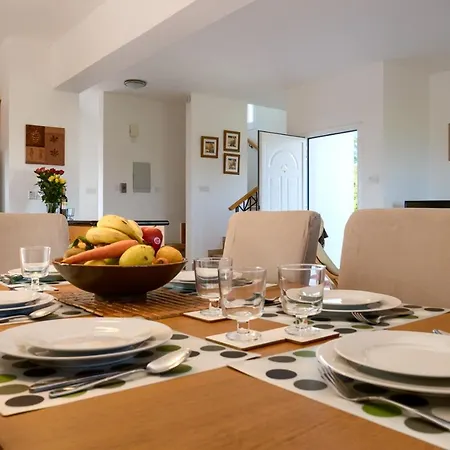 Walk To The Beach - - 4 Bedroom With Pool Protaras