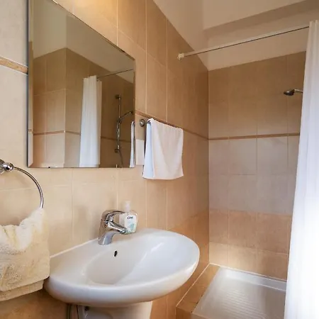 Walk To The Beach - - 4 Bedroom With Pool *