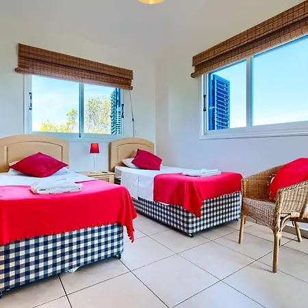 Walk To The Beach - - 4 Bedroom With Pool